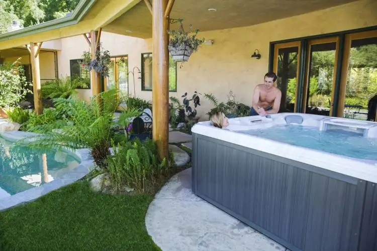 Hot Tub Service: 3 Signs You Need Professional Maintenance